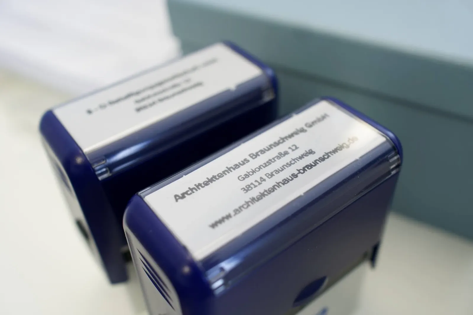 Firmenstempel des Architektenhauses Braunschweig auf dem Schreibtisch