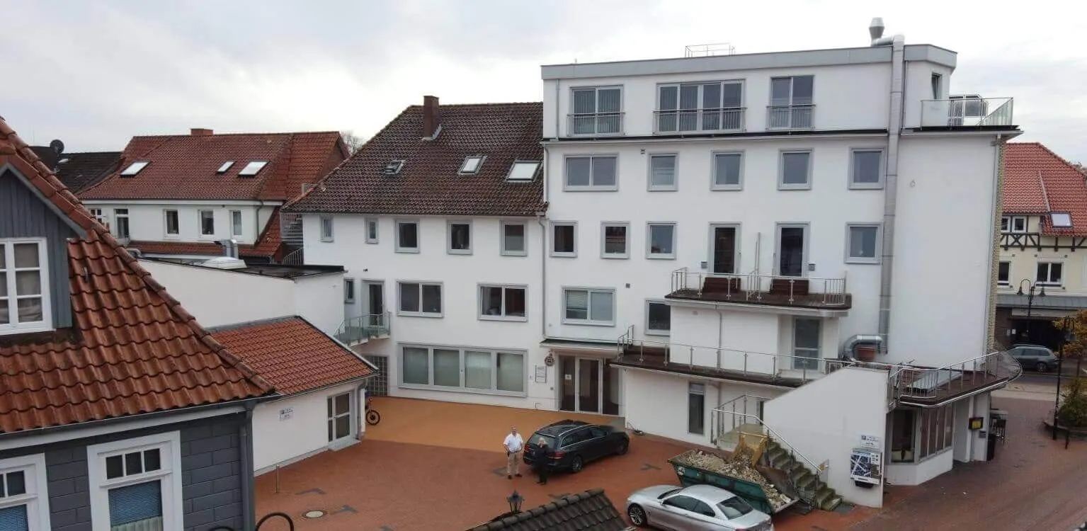 Ansicht des Gebäudekomplexes mit Dachaufstockung