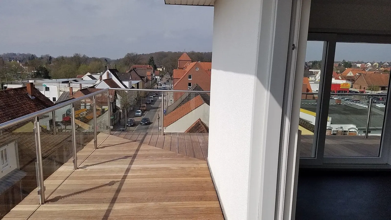 Dachterrasse des umgebauten Hotelkomplexes mit Blick über die Dächer von Walsrode