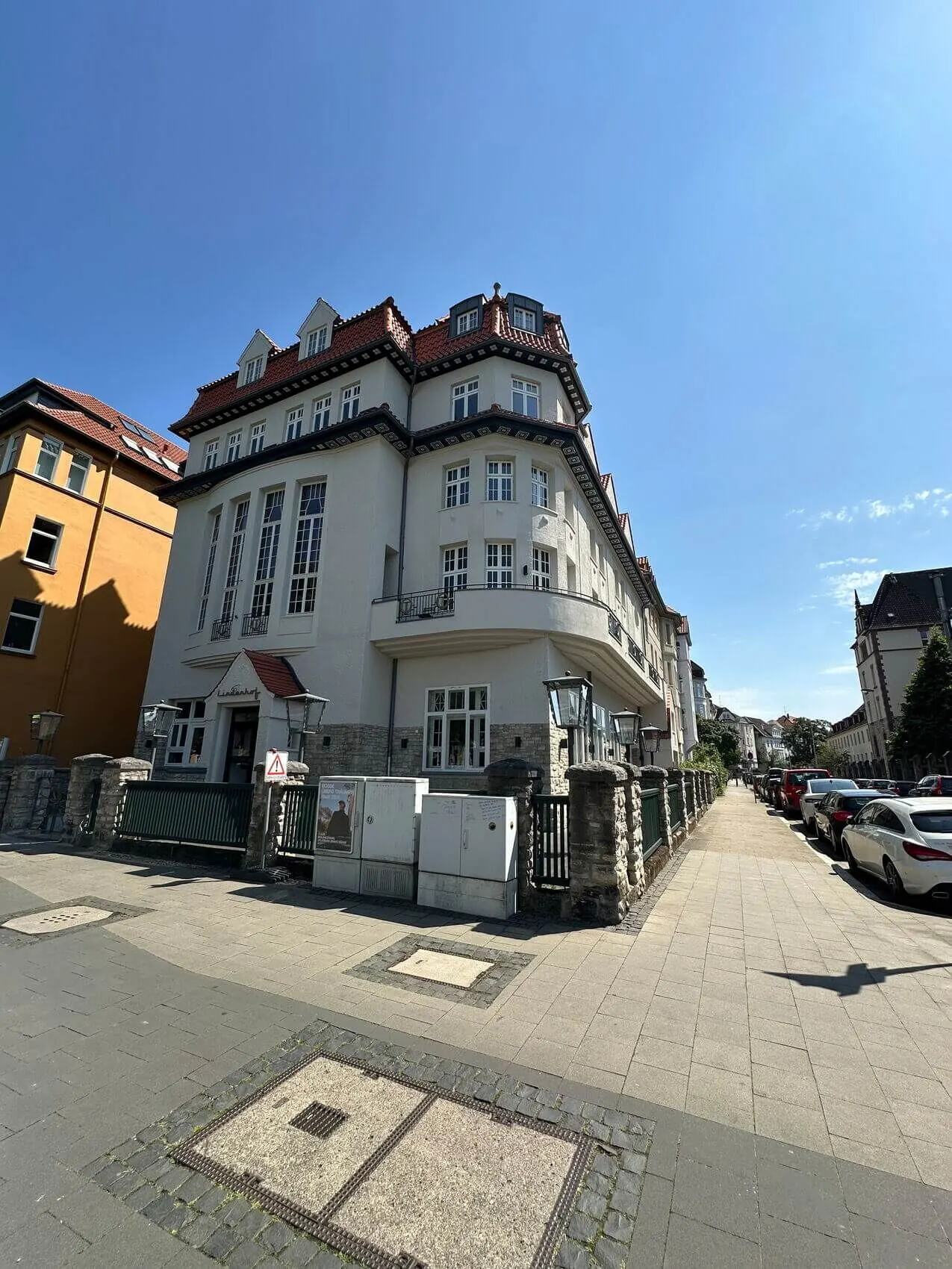 Hochformatige Ansicht des Lindenhofs mit neuem Dachgeschoss