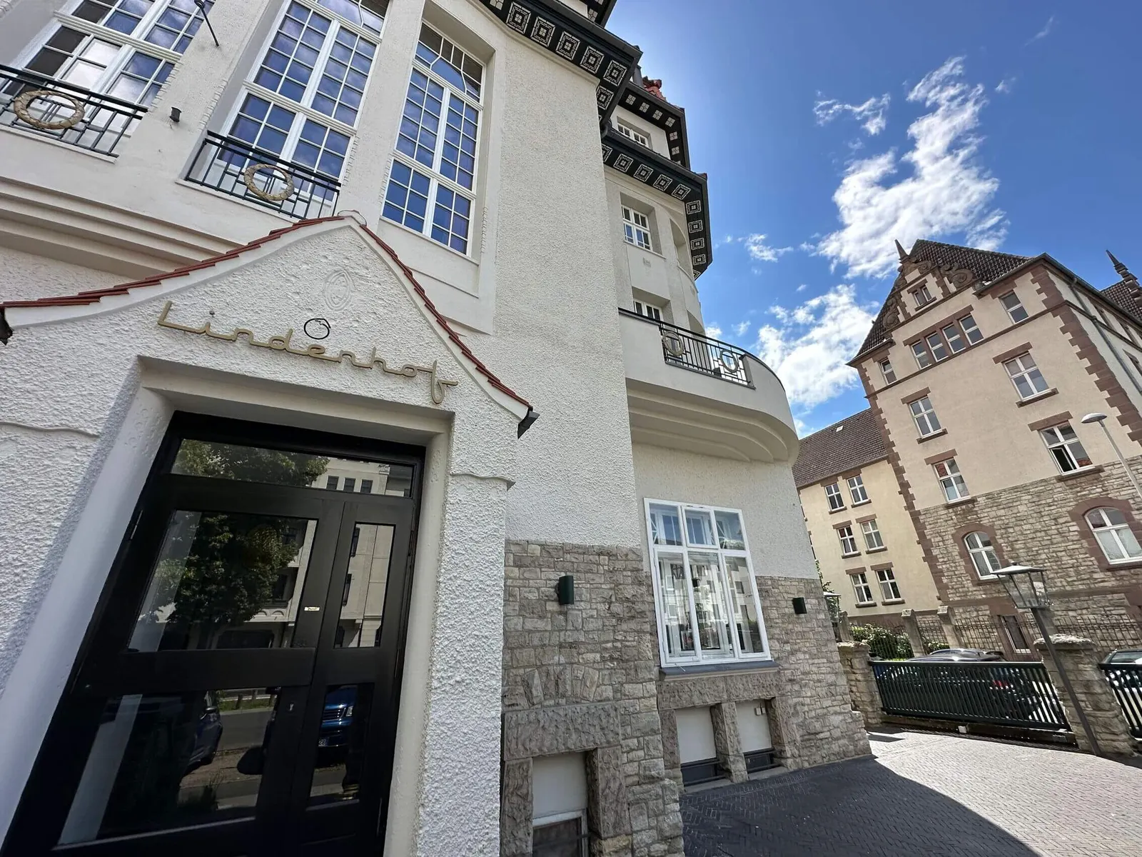 Eingang des Lindenhofs mit sanierter Fassade