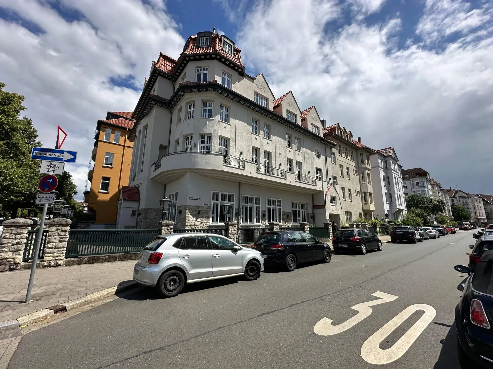 Straßenansicht des sanierten Gebäudes