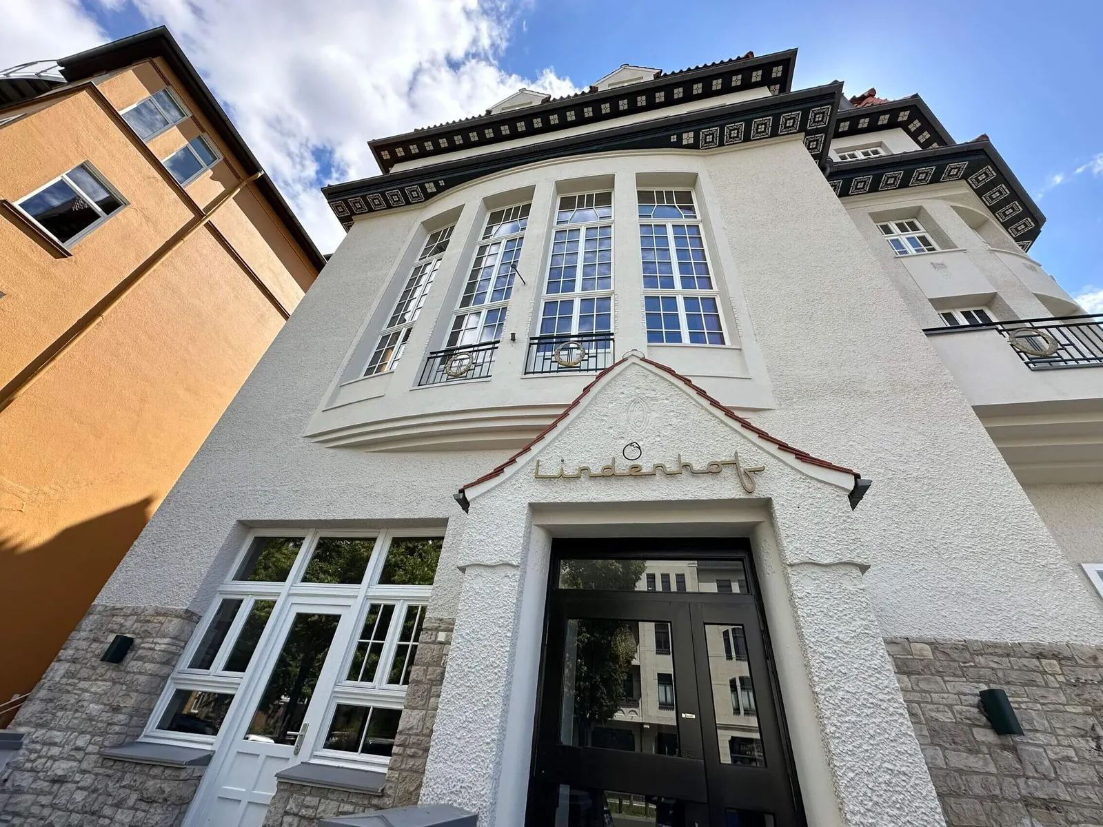 Sanierte historische Fassade des Lindenhofs