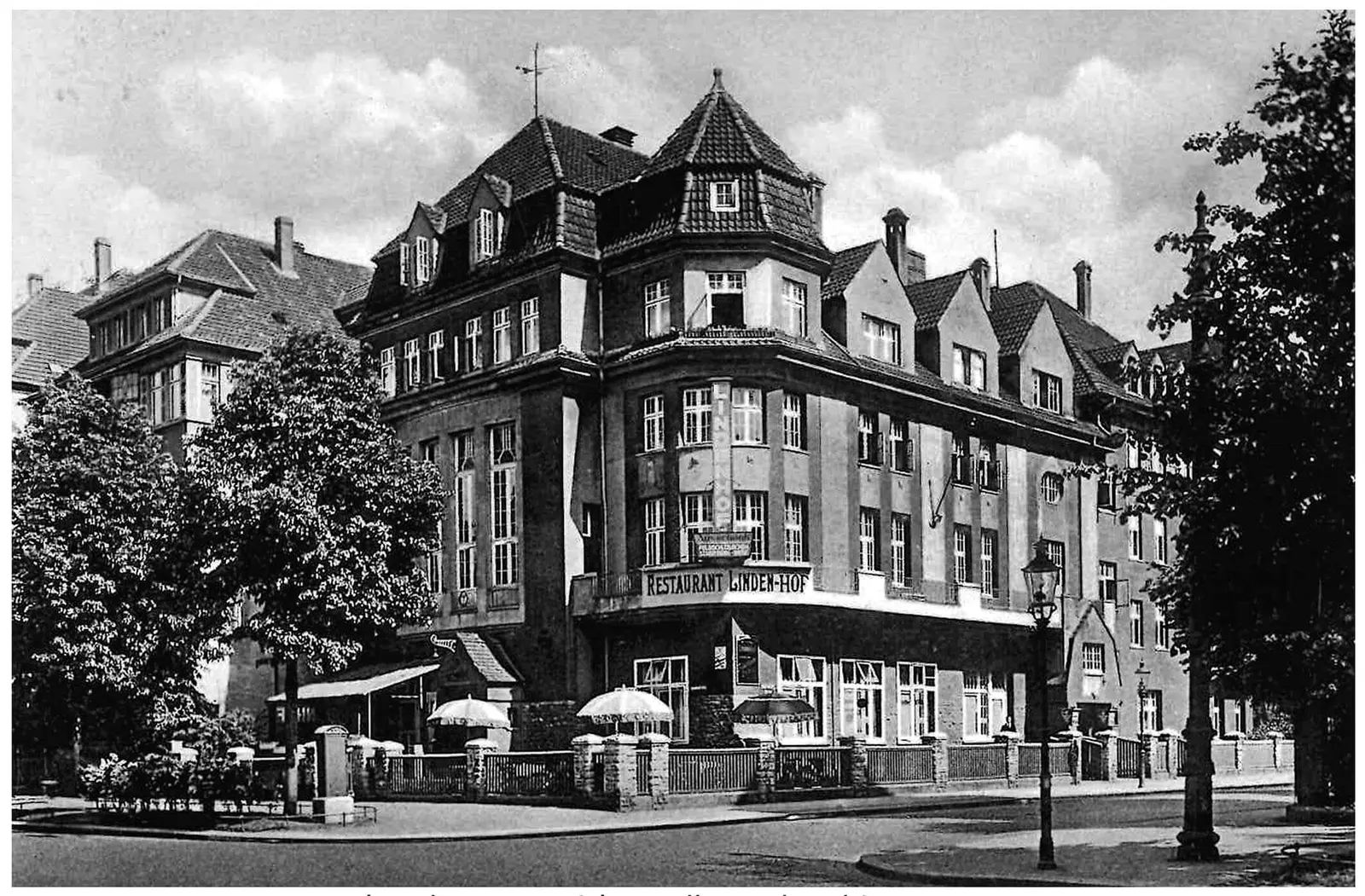 Historische Schwarz-Weiß-Aufnahme des Lindenhofs mit dem ursprünglichen Dach