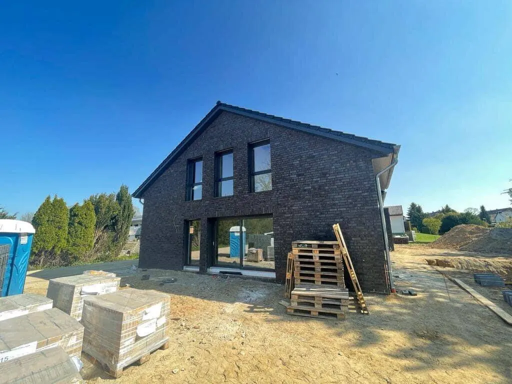 Rohbau eines Einfamilienhauses mit dunkler Klinkerfassade