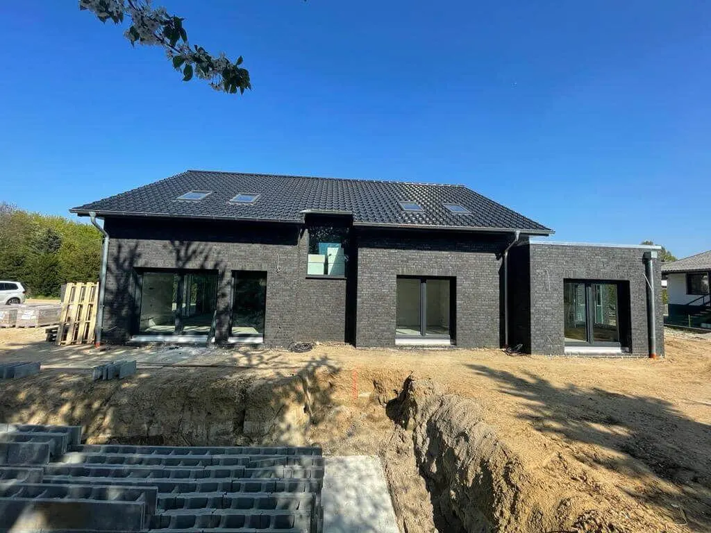 Fertiggestellte Fassade während der Außenarbeiten