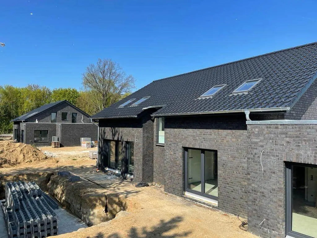Seitenansicht mit Dachfenstern und Garage
