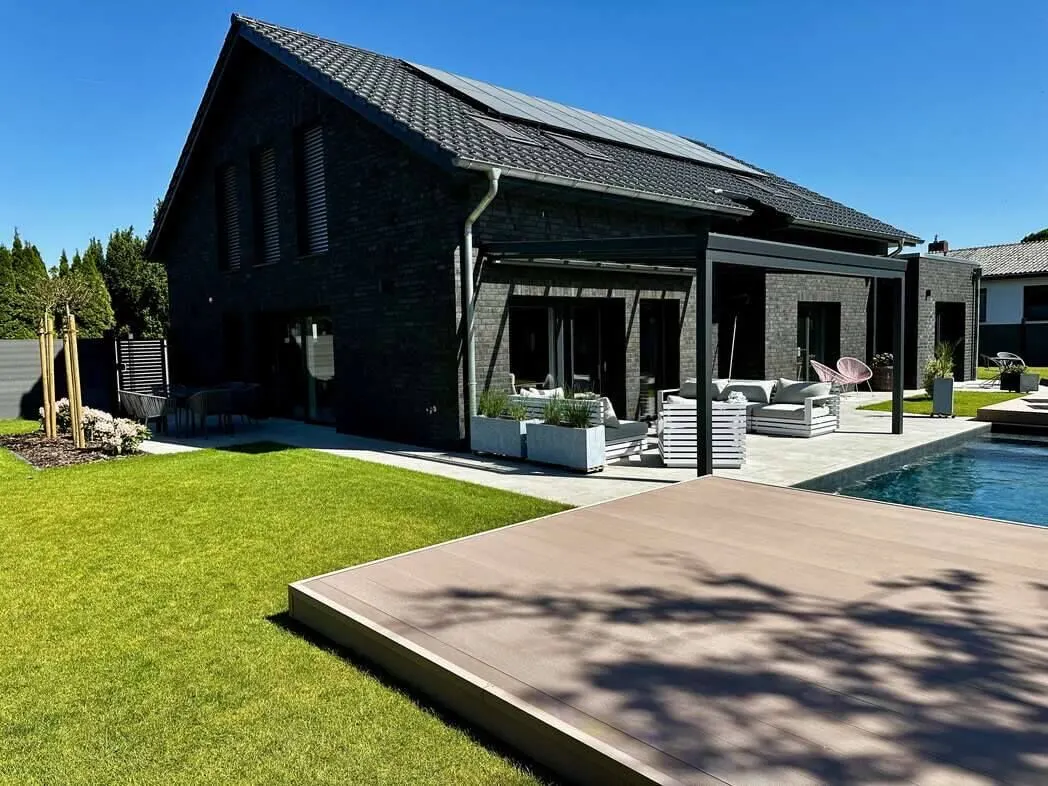 Fertiges Haus mit Terrasse, Rasen und Pool