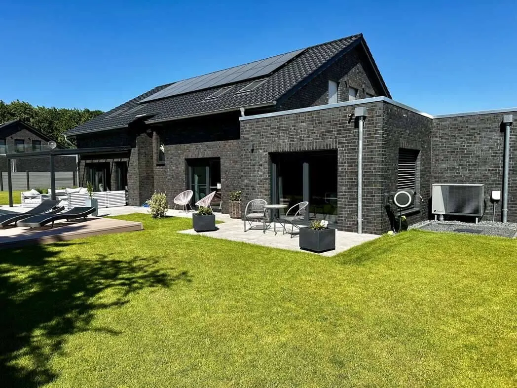 Garten mit Terrasse und Sitzbereichen am fertigen Haus