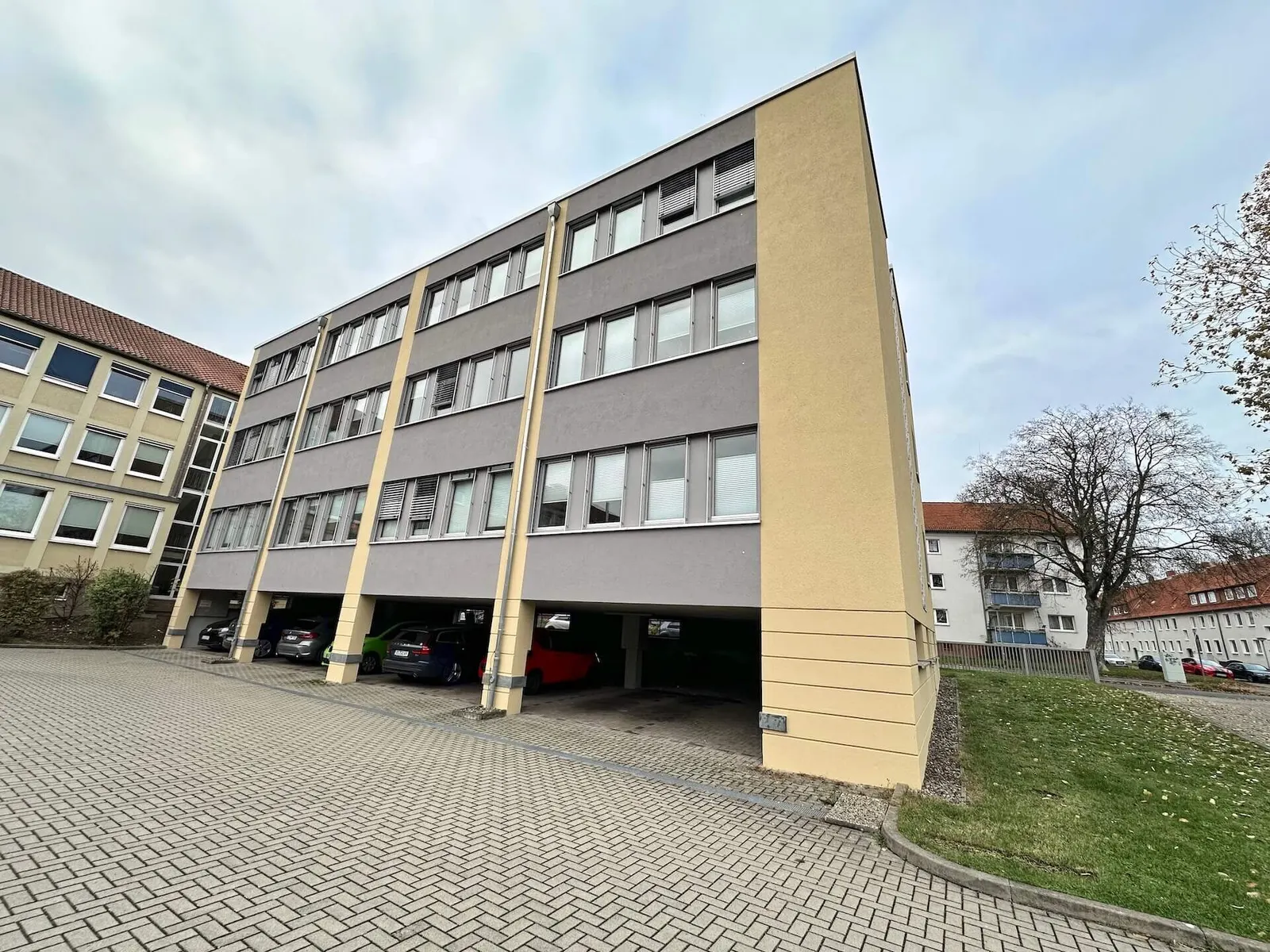 Mehrgeschossiges Gebäude mit Carports im Erdgeschoss