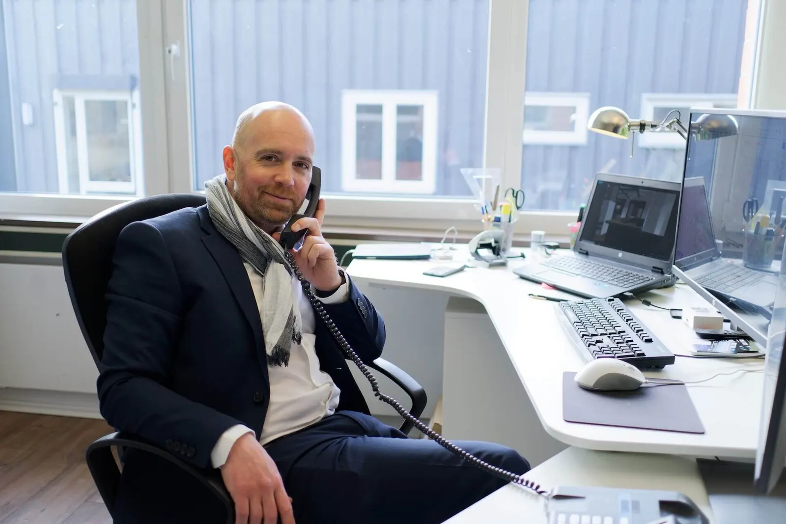Sebastian Dlugas am Telefon an seinem Schreibtisch
