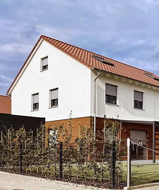 Neu gebautes Einfamilienhaus mit roter Ziegeldeckung