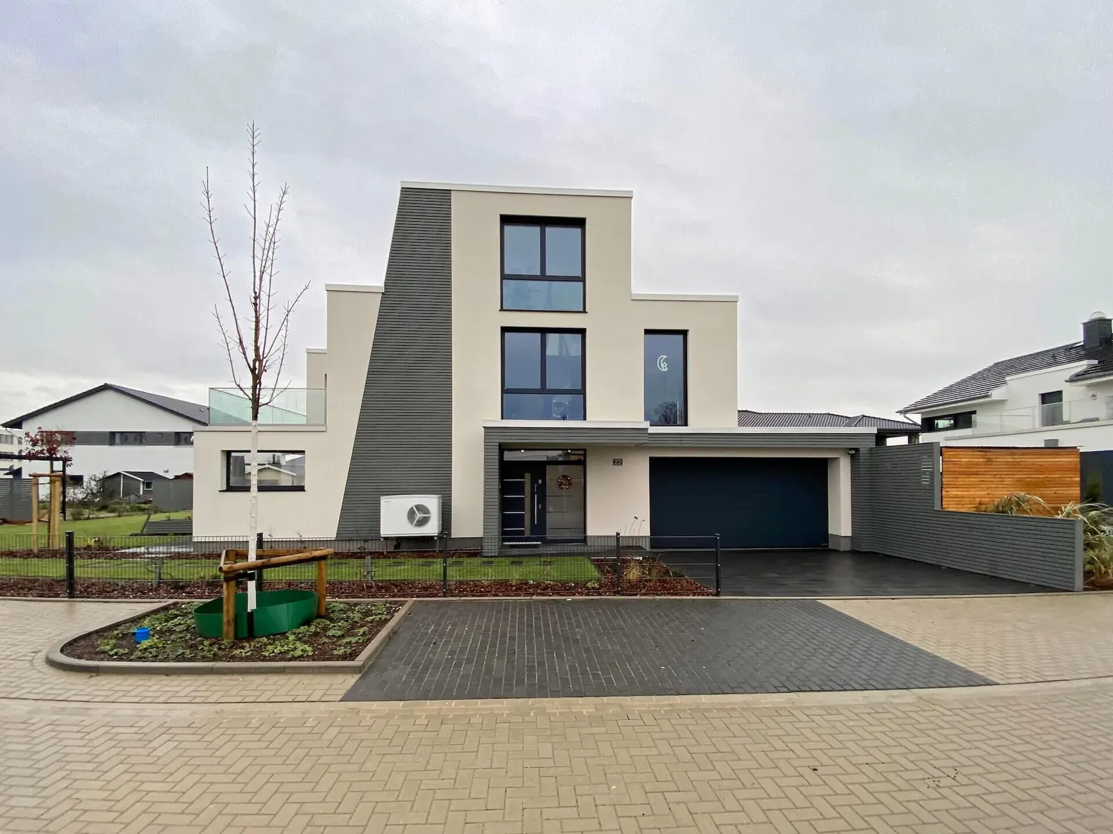 Moderner Neubau mit Flachdach, Garage und gepflasterter Zufahrt