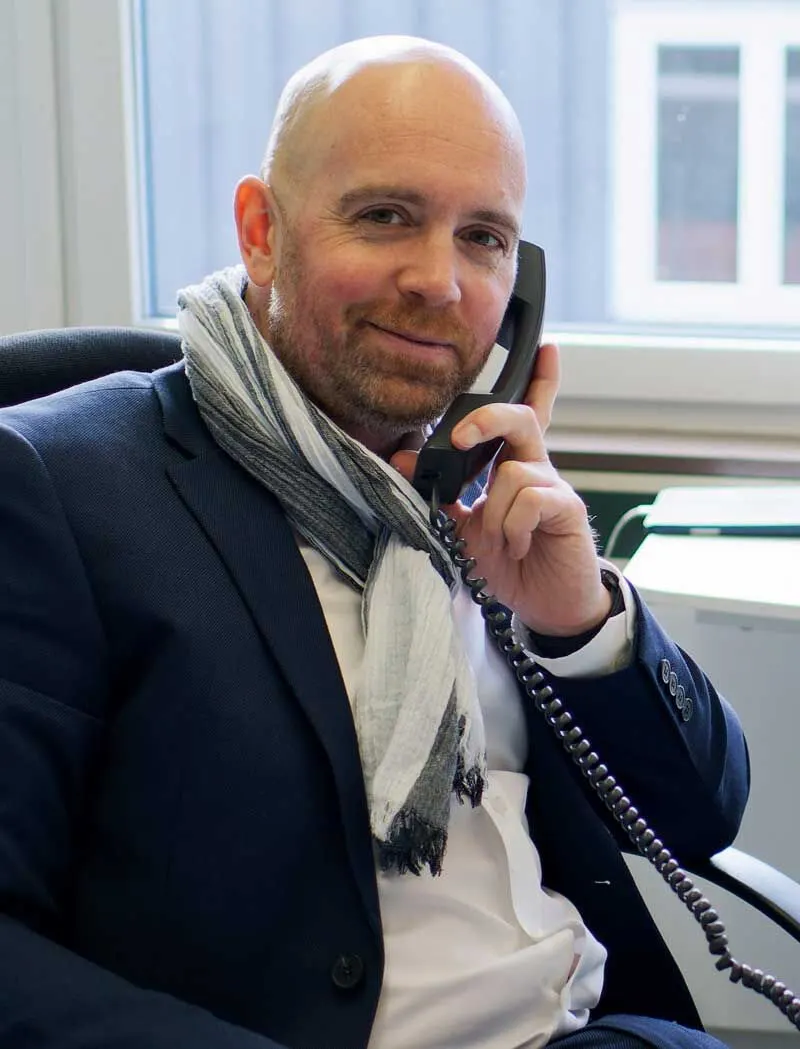 Sebastian Dlugas, Geschäftsführer des Architektenhauses Braunschweig, am Telefon in seinem Büro