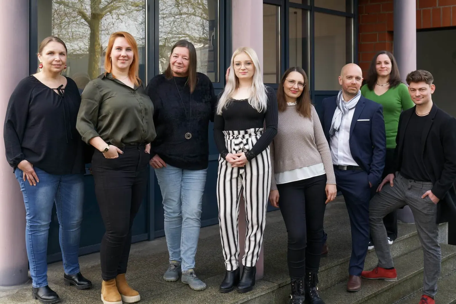 Das Team des Architektenhauses Braunschweig vor dem Bürogebäude